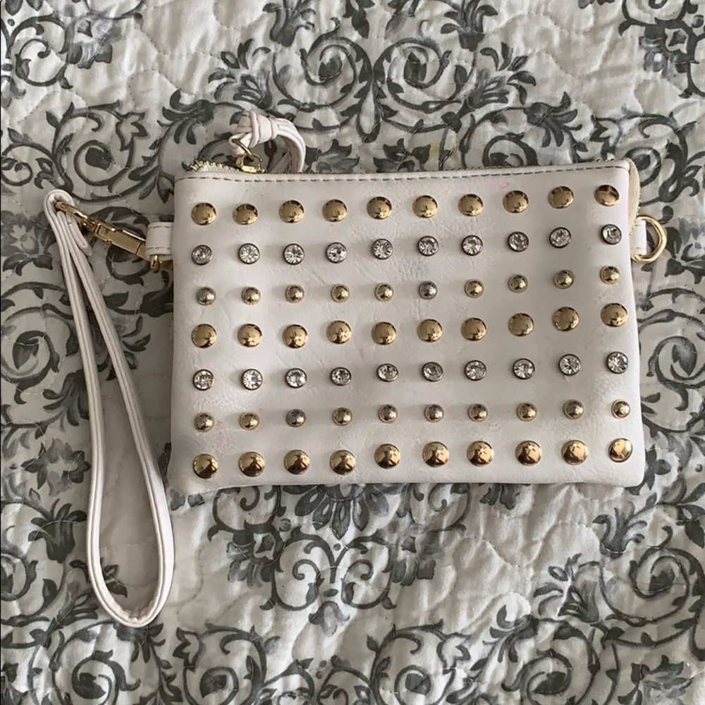 🌴White Charming Charlie wristlet/cross body